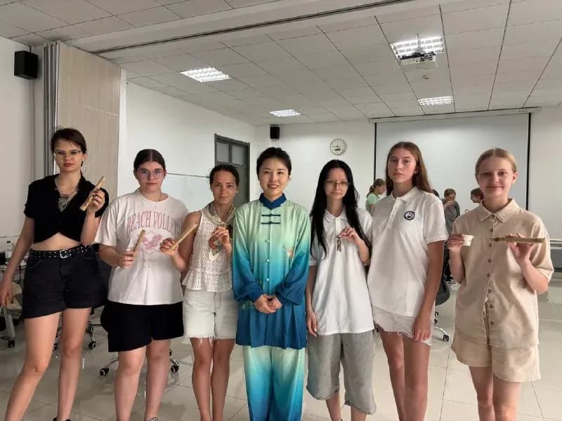 Ученики с преподавателем на уроке китайской медицины
